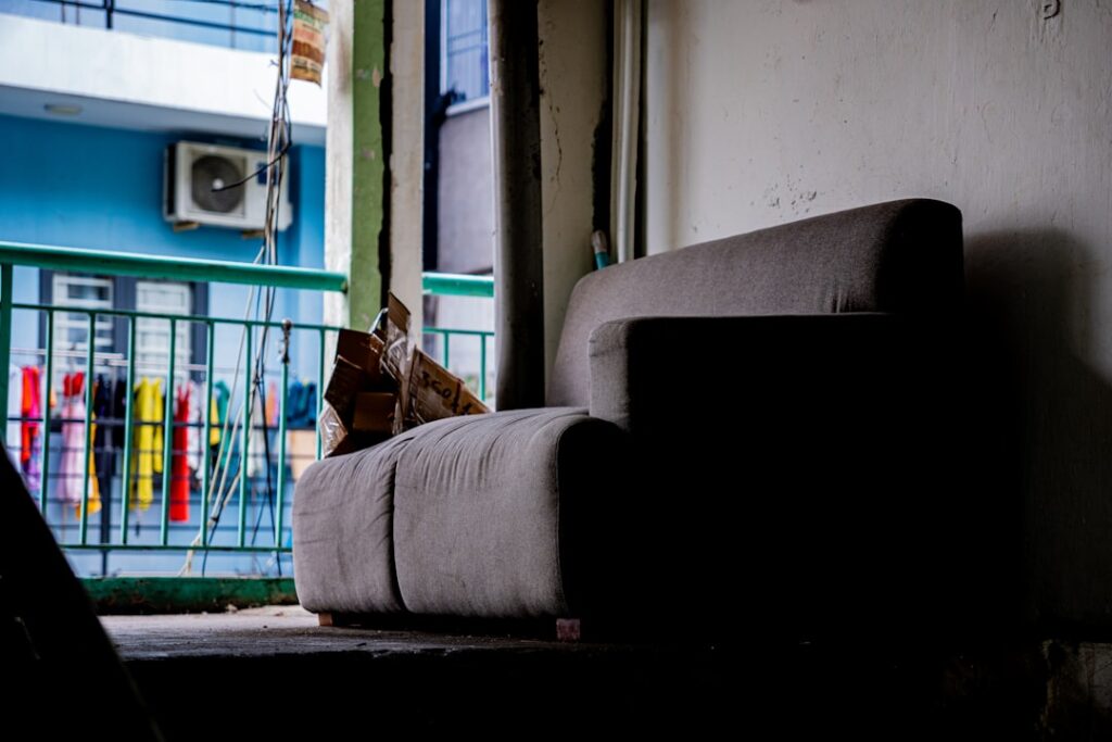 Gato usando caixa de areia em apartamento pequeno